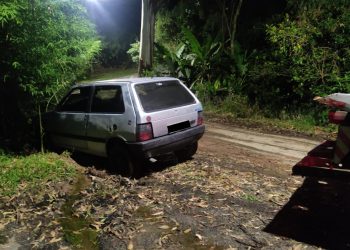 PM apreende carro após suspeito fugir de abordagem, bater e abandonar veículo em Poços de Caldas