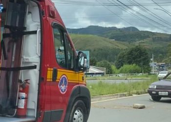 Motorista fica ferido após carro bater em poste em Poços de Caldas