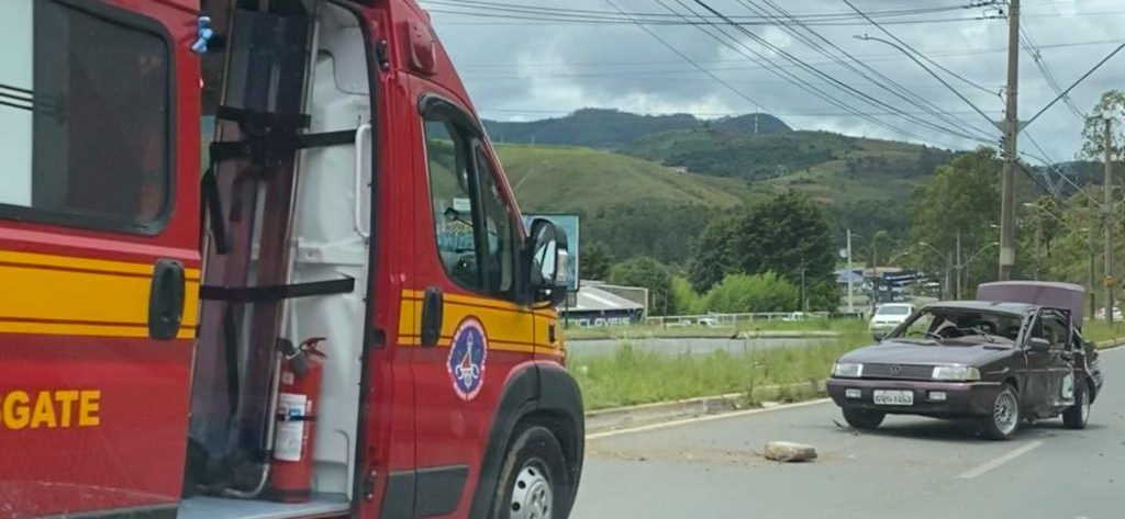 Motorista fica ferido após carro bater em poste em Poços de Caldas