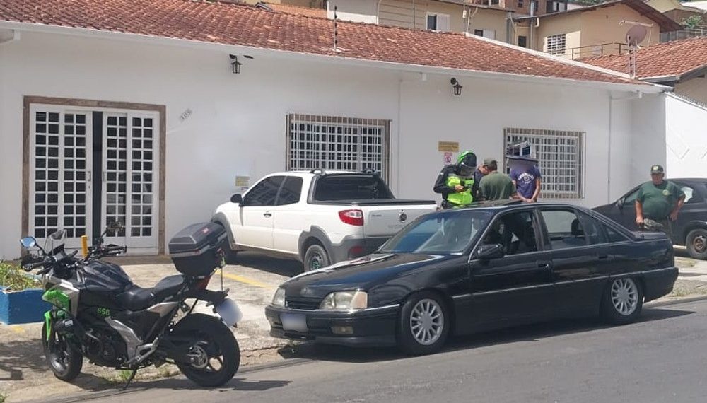 Agentes de Trânsito abordam suposto veículo flagrado fazendo manobras perigosas na zona leste de Poços de Caldas