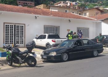 Agentes de Trânsito abordam suposto veículo flagrado fazendo manobras perigosas na zona leste de Poços de Caldas