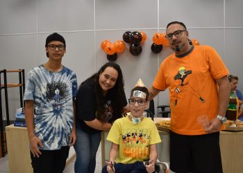 Paciente comemora aniversário de 10 anos no Centro de Fisioterapia Unimed em Poços de Caldas