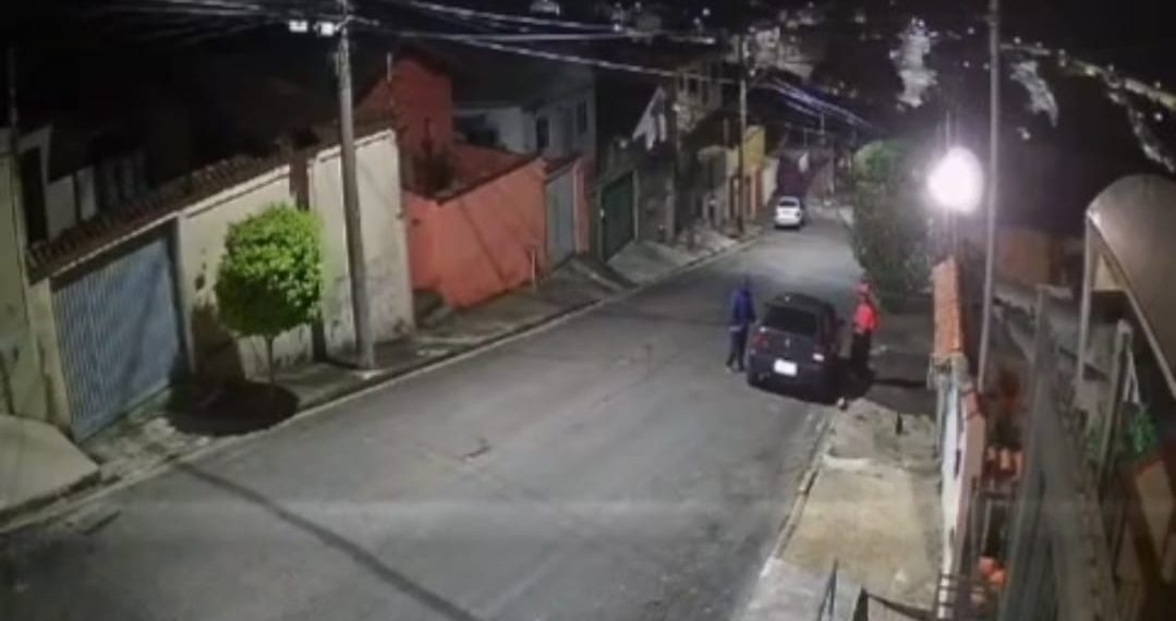 Vídeo: Bandidos furtam carro no Jardim Esperança em Poços de Caldas