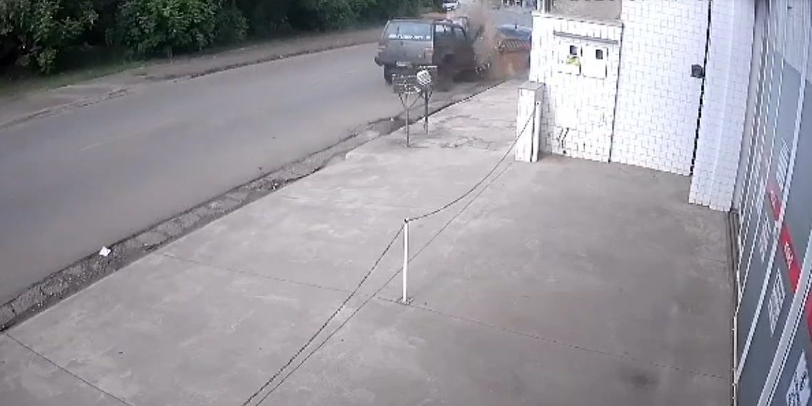 Veículo bate em caçamba, danifica carro e motorista foge em Poços de Caldas