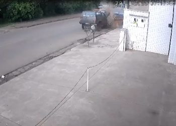 Veículo bate em caçamba, danifica carro e motorista foge em Poços de Caldas