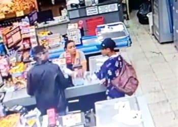 Vídeo: suspeito tenta atear fogo em funcionário de supermercado durante assalto