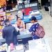Vídeo: suspeito tenta atear fogo em funcionário de supermercado durante assalto