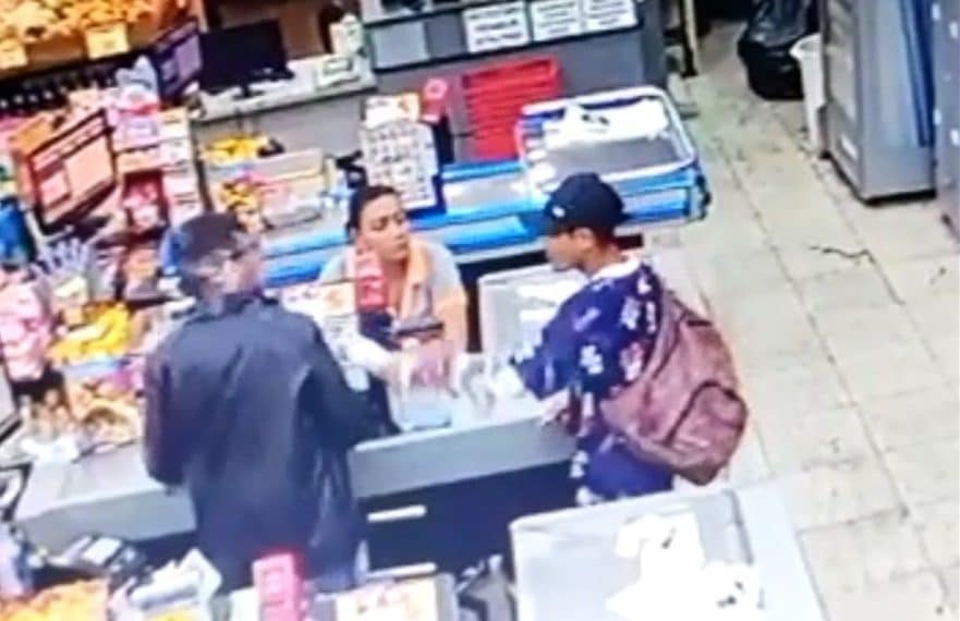 Vídeo: suspeito tenta atear fogo em funcionário de supermercado durante assalto
