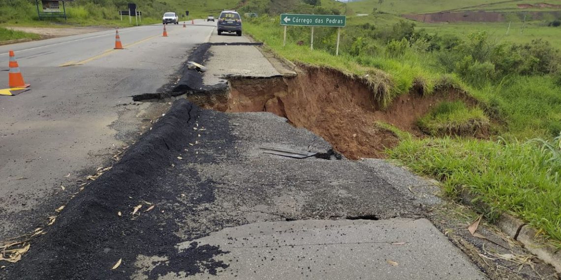 Erosão na BR-459 pode bloquear o tráfego entre Poços de Caldas e Pouso Alegre