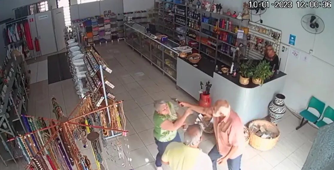 Após briga por herança, idoso atira no próprio irmão em São João da Boa Vista