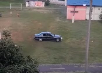 Vídeo: Motorista invade área de lazer com carro e faz manobras perto de crianças em Poços de Caldas