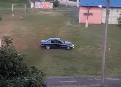 Vídeo: Motorista invade área de lazer com carro e faz manobras perto de crianças em Poços de Caldas