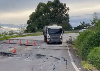 Defesa Civil pede para que carretas e caminhões evitem a BR-459 entre Poços e Senador José Bento