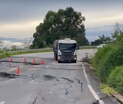 Defesa Civil pede para que carretas e caminhões evitem a BR-459 entre Poços e Senador José Bento