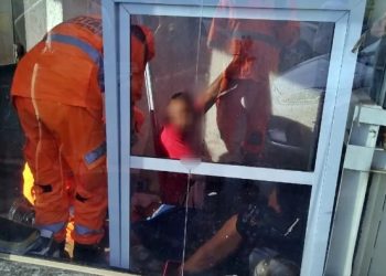 Elevador de igreja cai de altura de 7 metros com duas crianças e um casal dentro em Alfenas