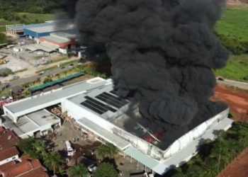 Bombeiros combatem incêndio de grandes proporções durante 10h em indústria têxtil de Jacutinga