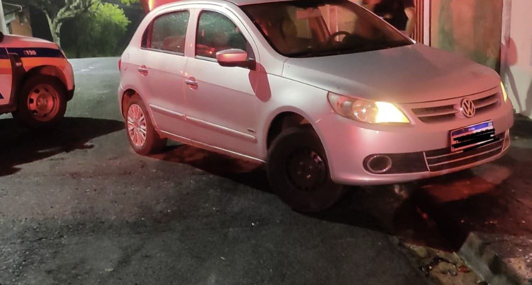 Homem é preso após fugir da PM e bater o carro em Poços de Caldas