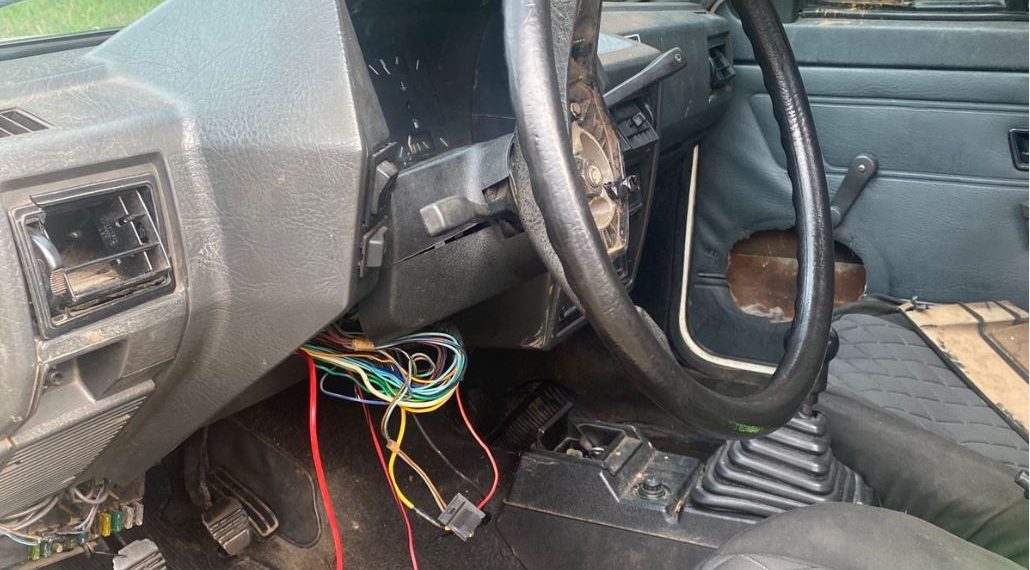 Após carro ser apreendido em blitz, homem faz ligação direta e tenta fugir com o veículo