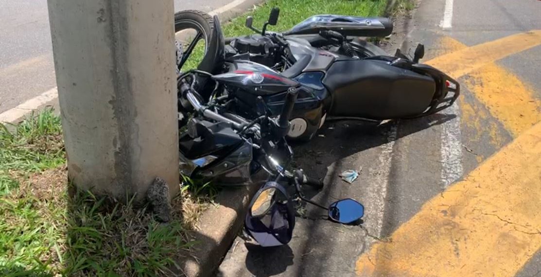 Motociclista perde controle em curva e bate em poste em Poços de Caldas