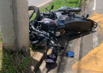 Motociclista perde controle em curva e bate em poste em Poços de Caldas