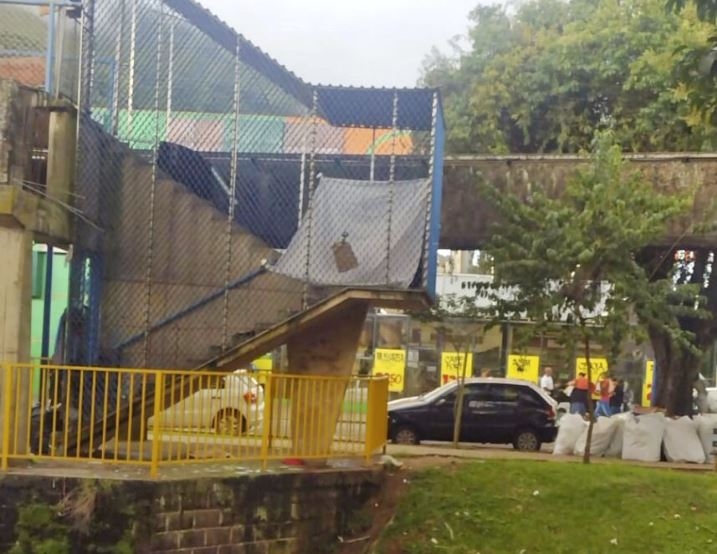 Prefeitura desmonta ‘cabana’ utilizada por moradores de rua na antiga estação do monotrilho