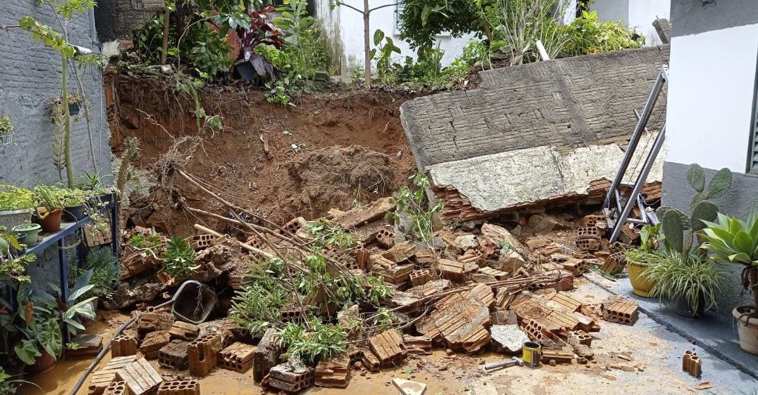 Chuva provoca queda de muro entre residências na zona Sul de Poços de Caldas