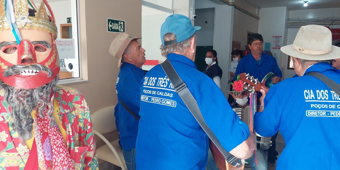 Cia de Reis faz doação de 700 kg de alimentos para a Santa Casa de Poços de Caldas