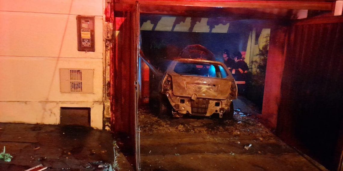 Carro fica completamente destruído após pegar fogo em Mococa