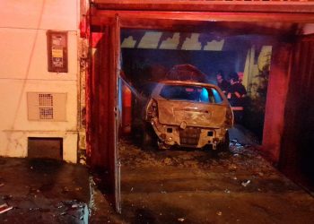 Carro fica completamente destruído após pegar fogo em Mococa