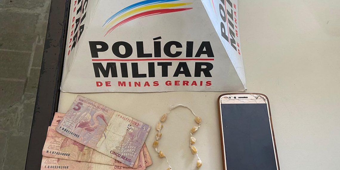 Homem é preso com 14 pedras de crack no centro de Poços; ele iria vender cada uma por R$ 10