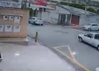 Vídeo: Acidente entre moto e carro é registrado na Zona Leste de Poços de Caldas