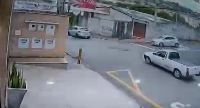 Vídeo: Acidente entre moto e carro é registrado na Zona Leste de Poços de Caldas