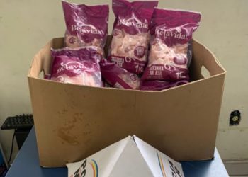 Homem é preso vendendo pacotes de frango congelado furtados em Poços de Caldas