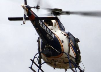 Helicóptero da PM de Poços participa de buscas após assalto em joalheria; um suspeito já foi preso