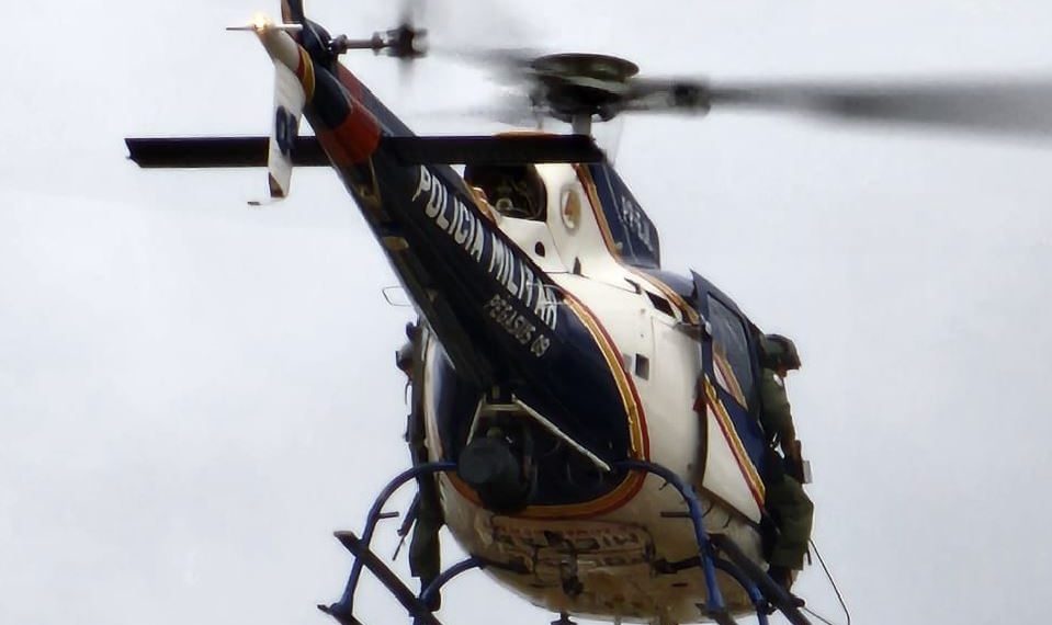 Helicóptero da PM de Poços participa de buscas após assalto em joalheria; um suspeito já foi preso