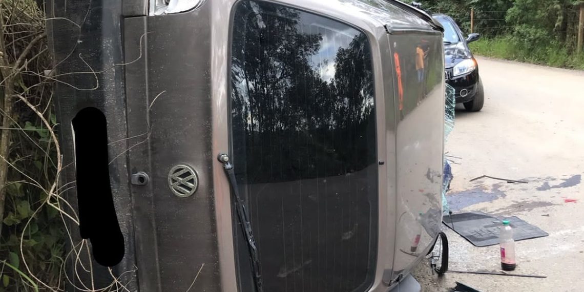 Carro capota em Poços de Caldas