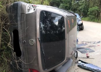 Carro capota em Poços de Caldas