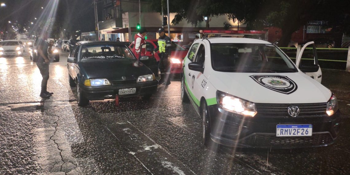 Condutor embriagado é flagrado dirigindo em zigue-zague em Poços 