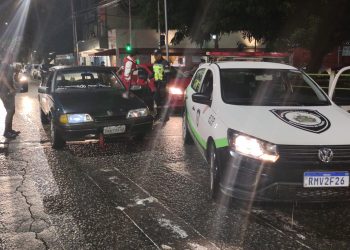 Condutor embriagado é flagrado dirigindo em zigue-zague em Poços 