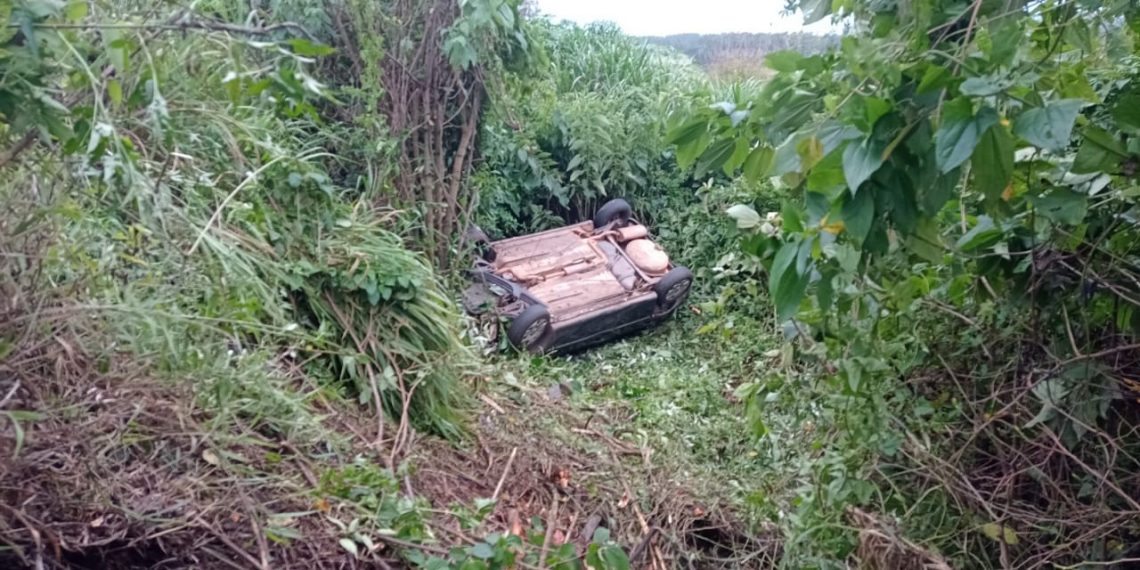 Carro de família que seguia para velório tomba após condutor cochilar ao volante