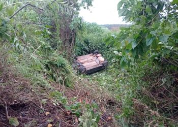 Carro de família que seguia para velório tomba após condutor cochilar ao volante