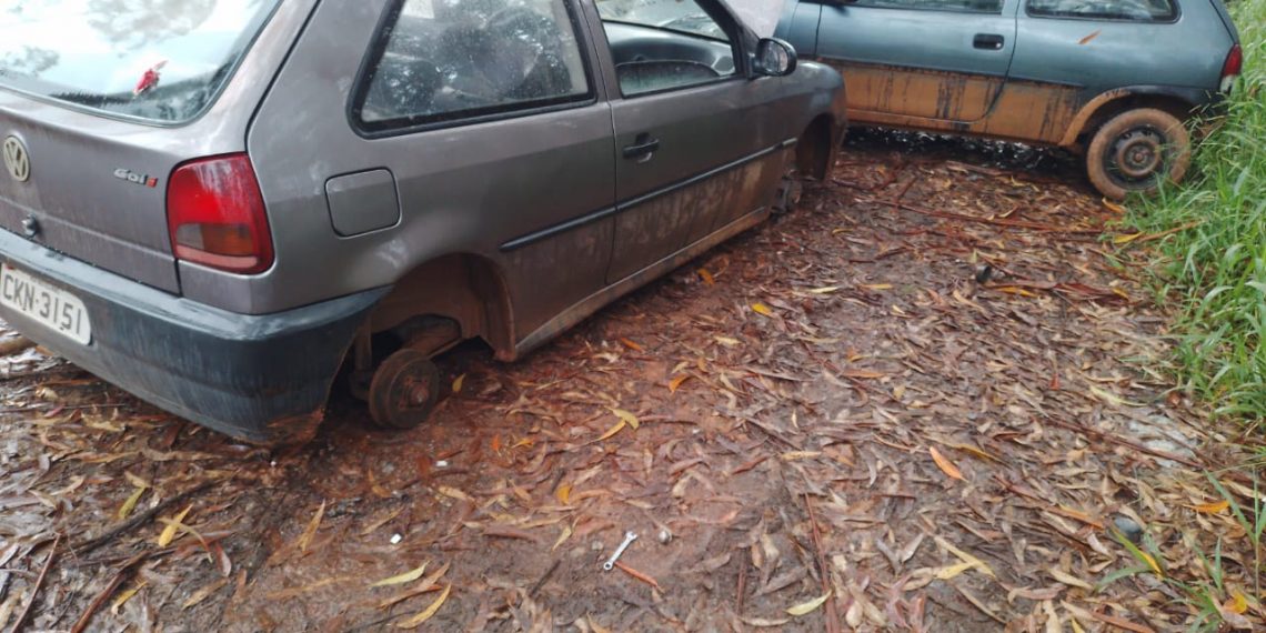 Mais dois carros são furtados e abandonados sem peças em Poços de Caldas