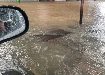 Três pessoas ficam desalojadas após chuva inundar duas casas em Poços de Caldas