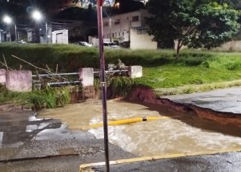 Vídeo: Tempestade alaga diversas ruas e causa destruição em Poços de Caldas