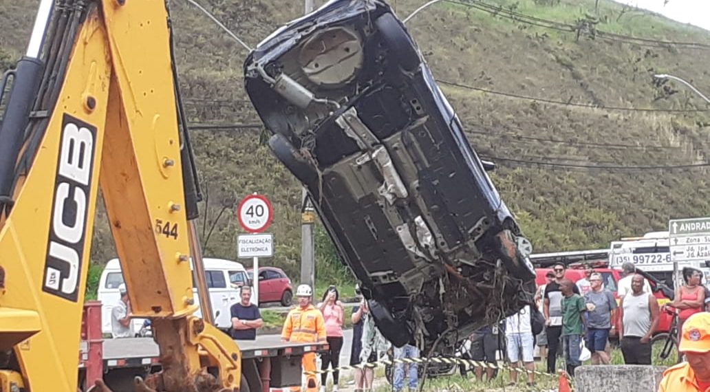 Vídeo: Carro que havia sido puxado para dentro de buraco durante chuva em Poços é retirado