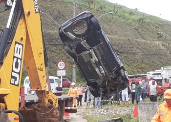 Vídeo: Carro que havia sido puxado para dentro de buraco durante chuva em Poços é retirado