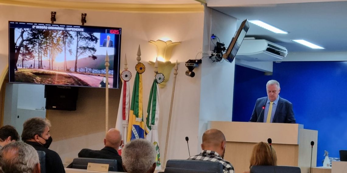 Concurso público, fim dos trailers de lanche e novas obras: prefeito participa de primeira sessão do Legislativo em 2023