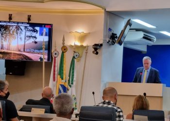 Concurso público, fim dos trailers de lanche e novas obras: prefeito participa de primeira sessão do Legislativo em 2023