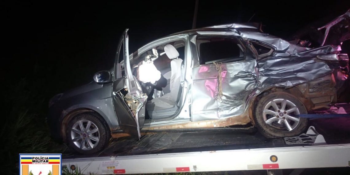 Acidente entre carro e caminhonete deixa casal ferido