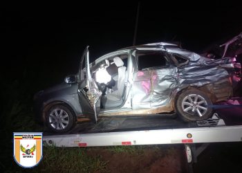 Acidente entre carro e caminhonete deixa casal ferido